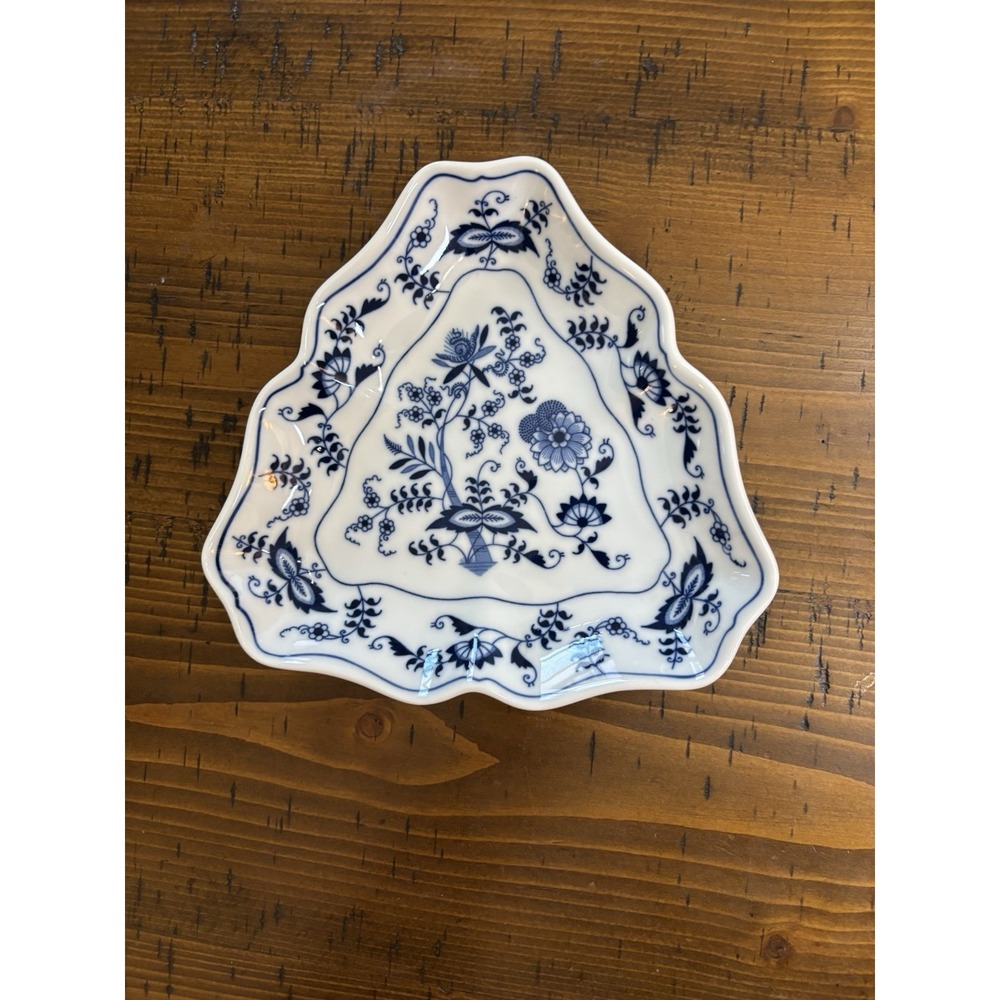 Blue Danube Japan Triangular Serving Dish Blue Onion Floral Grandmillennial 6.5"